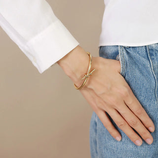 VNOX Niche Knot Open Hand Cuff Bracelet, Stainless Steel Jewelry Gold Plated Non Tarnish Hand Chain Fashion Accessory for Women