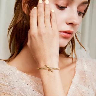 VNOX Niche Knot Open Hand Cuff Bracelet, Stainless Steel Jewelry Gold Plated Non Tarnish Hand Chain Fashion Accessory for Women